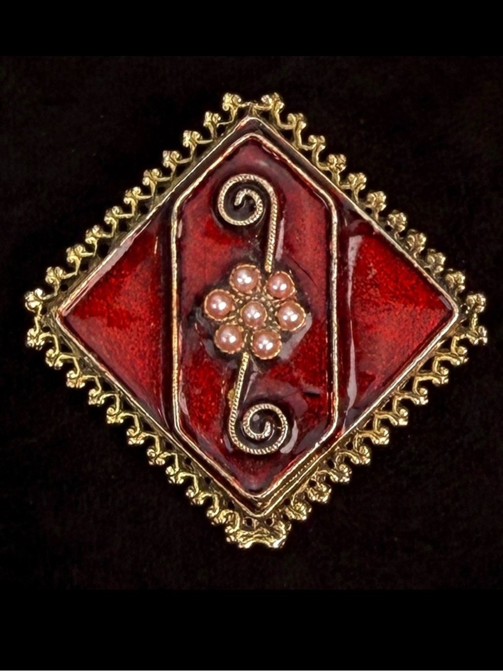 Beautiful, goldtone and red vintage brooch, pin